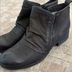 Elegant Women's Ankle Boots in Dark Brown SZ 41 (9.5-10) by Miz Mooz